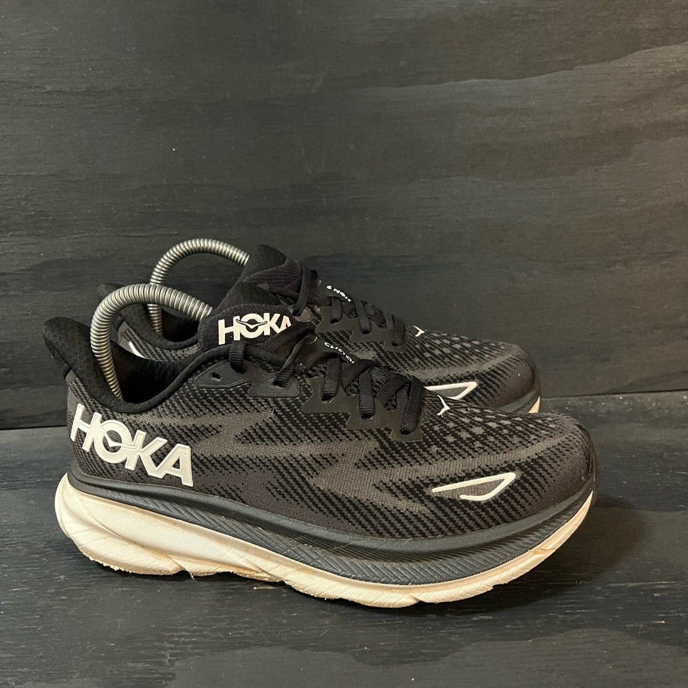 Hoka One One Clifton 9 Shoes Womens Size 7 Black White Athletic Shoes 1127896